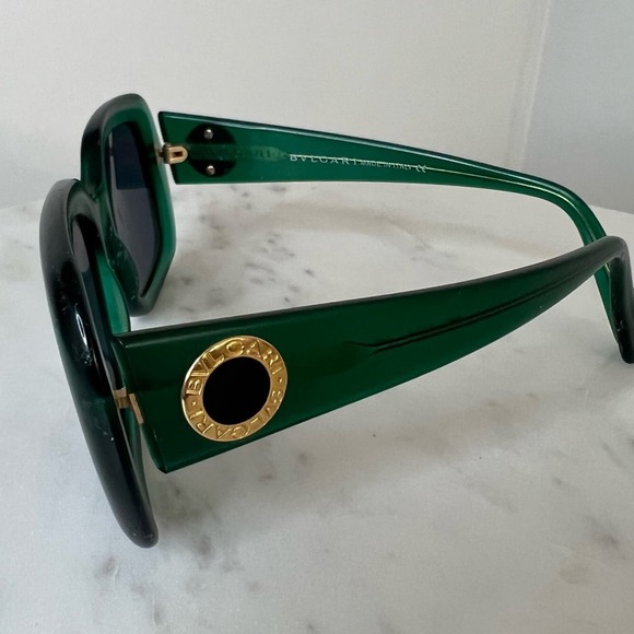 BVLGARI SUNGLASSES GREEN COLOR
GOLD CREST DETAIL ON THE SIDES main image 11